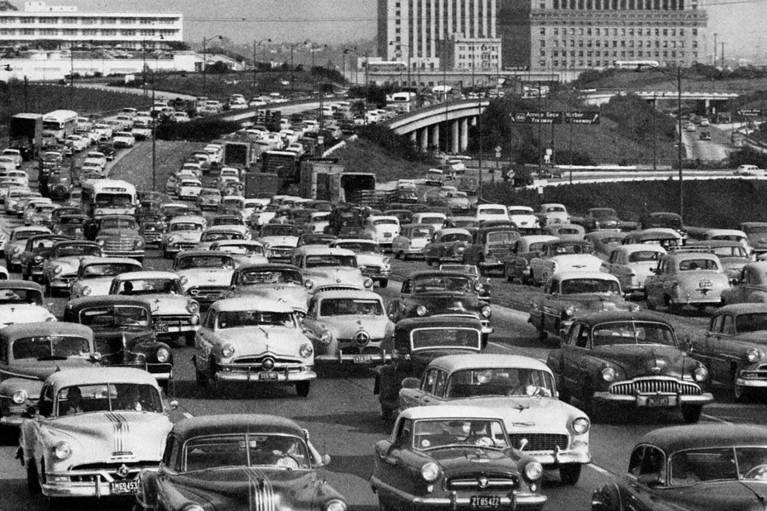 Black and white photo of Los Angeles traffic in the 1950s